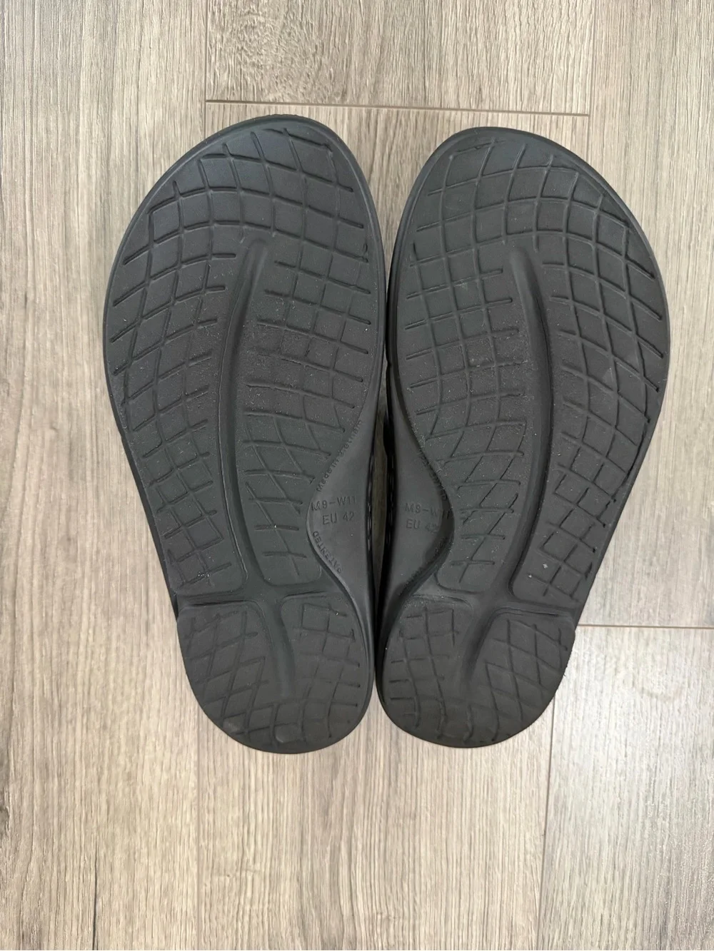OOFOS Black Thong Recovery Sandals